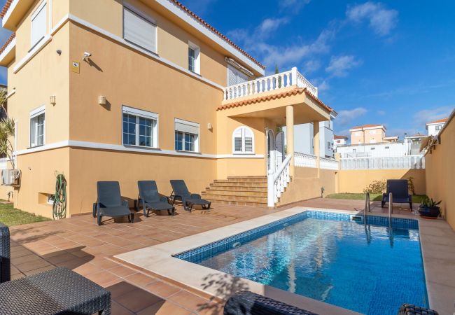 Villa/Dettached house in San Bartolomé de Tirajana - Flatguest Villa Veneguera + Seaview + Pool + Garden